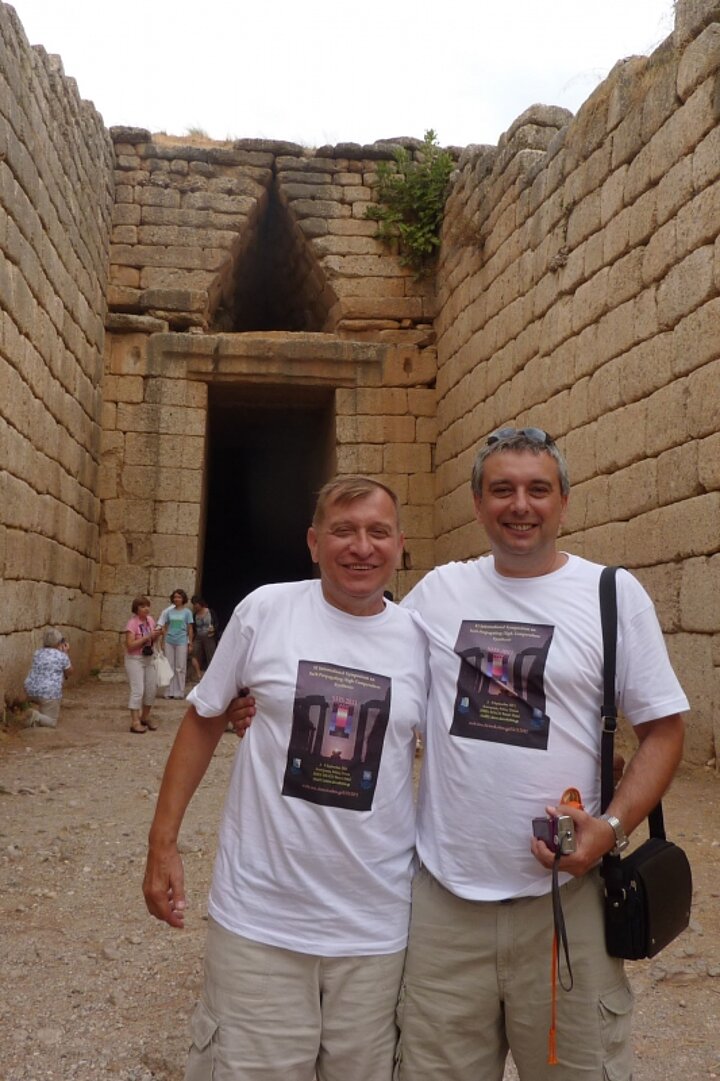 Dwóch mężczyzn ubranych casualowo pozuje na tle zabytków