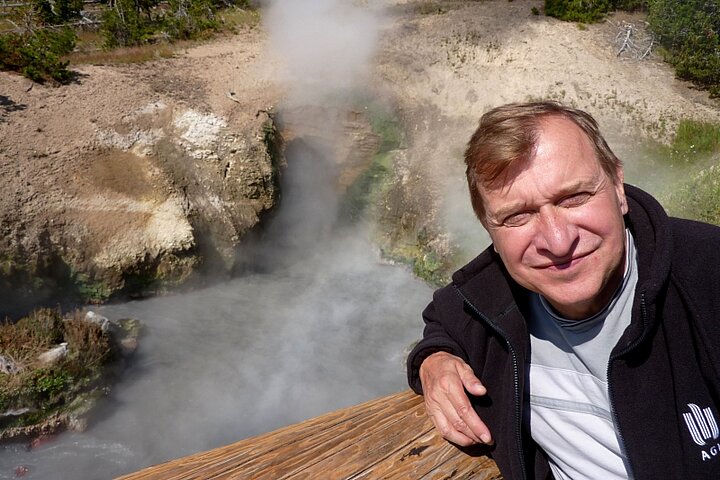 Mężczyzna pozujący na tle skał