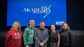 pięć osób stoi obok siebie i pozują do zdjęcia, w tle ekran z napisem: Akademia Mody AGH