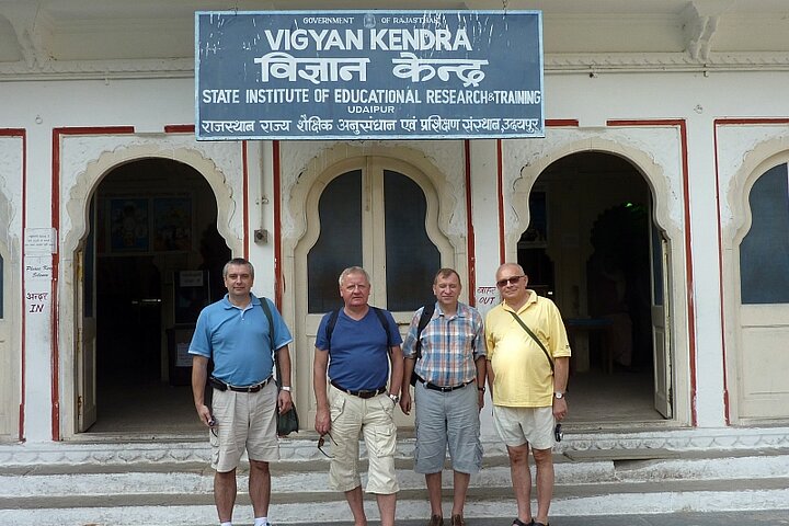 4 Mężczyzn ubranych casualowo pozuje na tle budynku