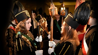 kobiety ubrane w tradycyjne stroje stoją naprzeciw siebie